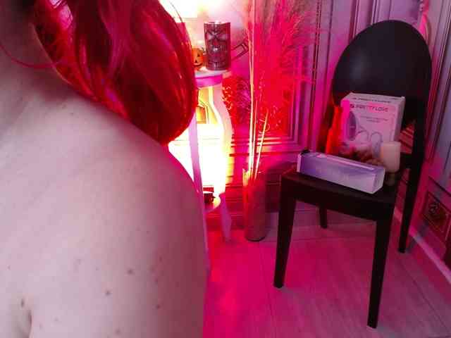 Naty-slavedoll webcam