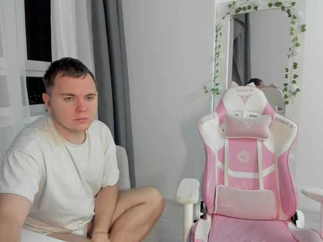 Accedi alla chat con il nickname FanatKenli FanatKenli