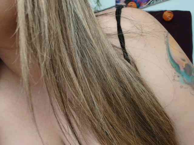 LinaBrowm webcam