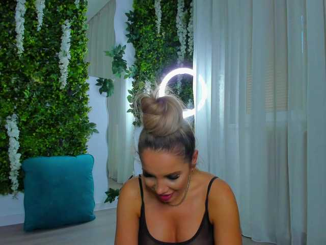 ZinaSquirts webcam