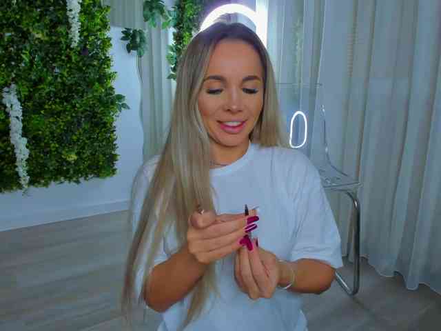 ZinaSquirts webcam