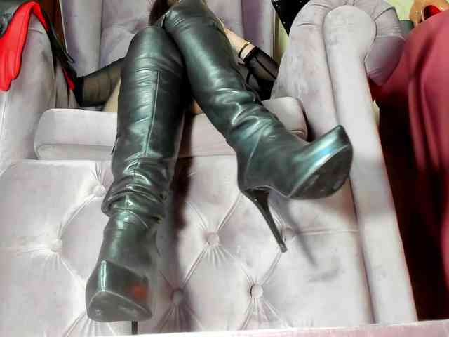 LadyLeather webcam