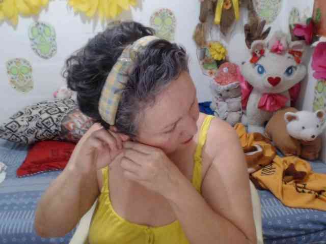 LADYQUEEN520 webcam