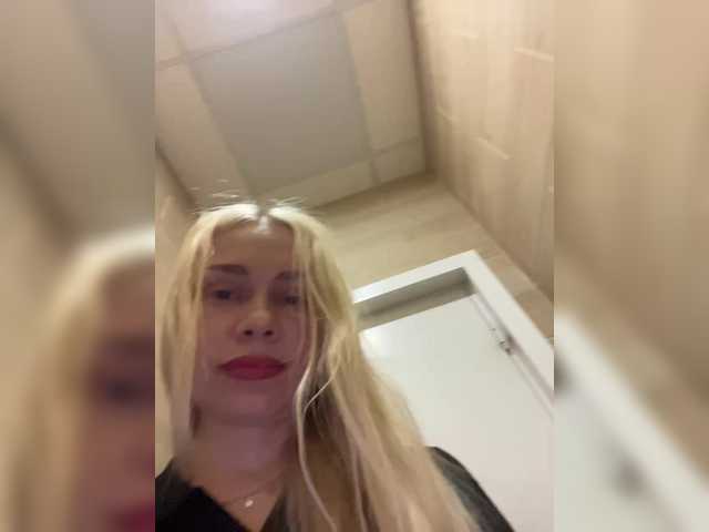 Entra en el chat con el modelo MirandaNow MirandaNow