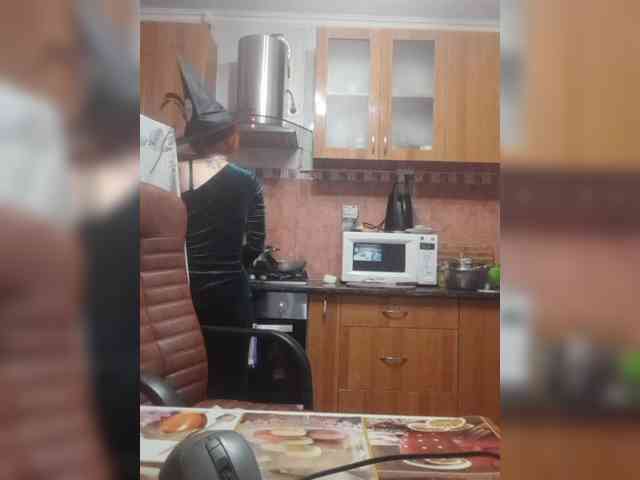 N-I-M-F-O-M-A-N-K-A webcam