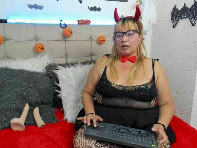jones-scarlet webcam