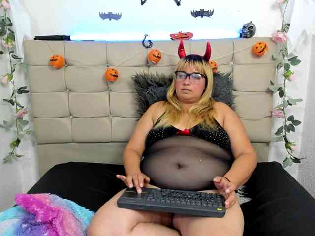 jones-scarlet webcam