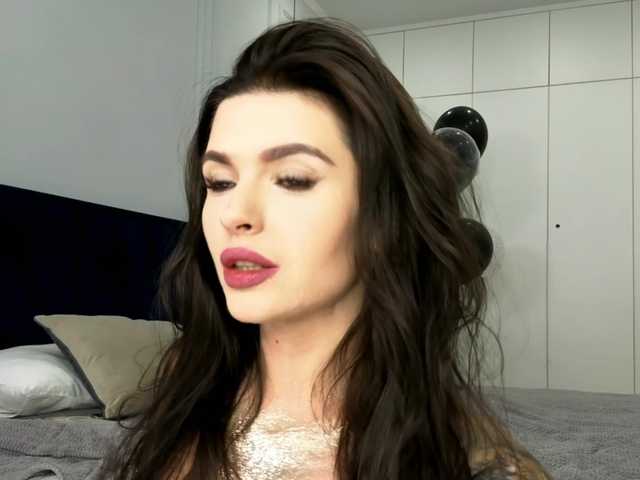 Entra en el chat con el modelo Oops_kiraa Oops_kiraa