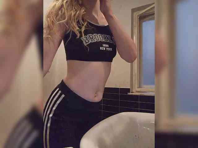 SexyBlondMia webcam