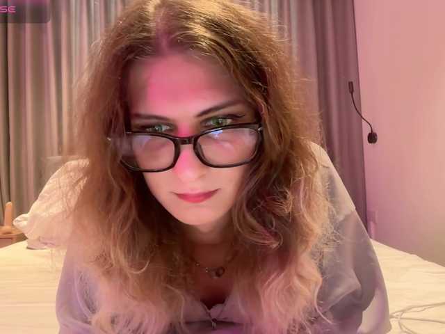 Accedi alla chat con il nickname AlicePinkhead AlicePinkhead