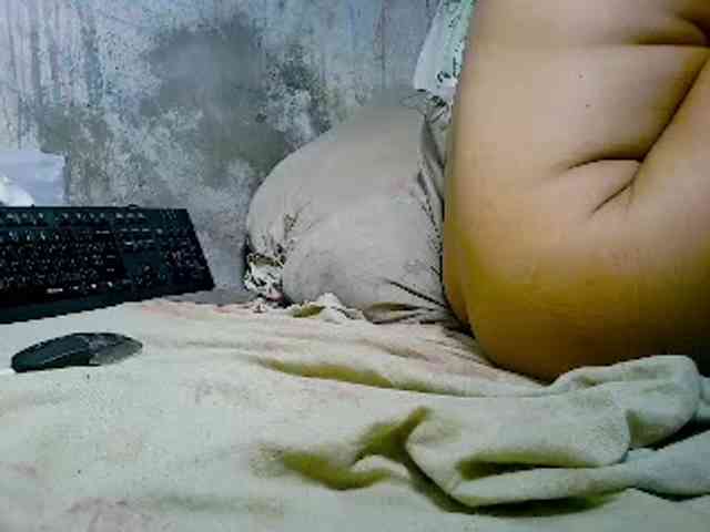 NaughtyWetPieXx webcam