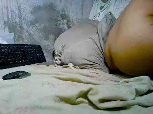NaughtyWetPieXx webcam