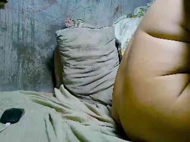 NaughtyWetPieXx webcam