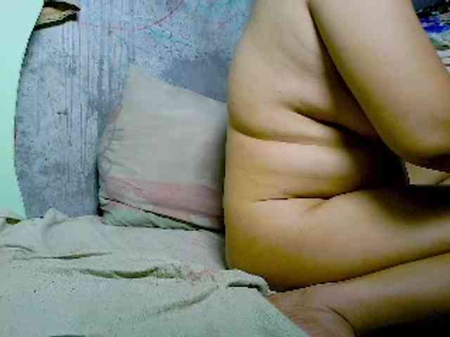 NaughtyWetPieXx webcam