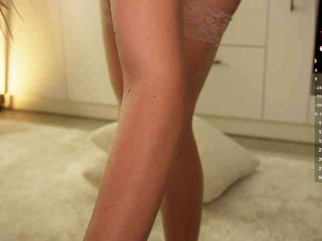 BlondyNika webcam