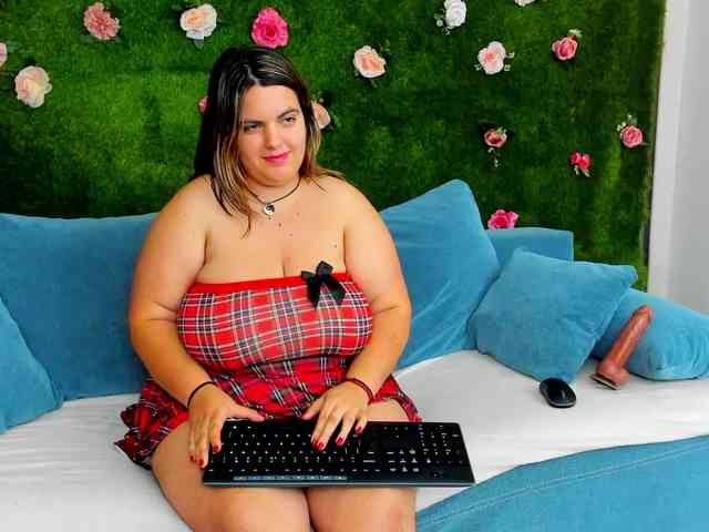 HugeTittiess webcam