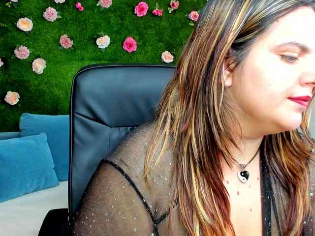 HugeTittiess webcam