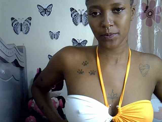 Sexxyezzy webcam