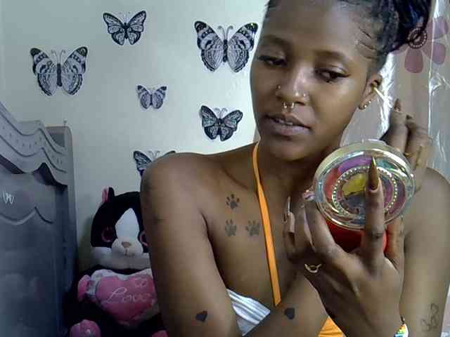 Sexxyezzy webcam