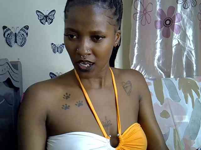 Sexxyezzy webcam