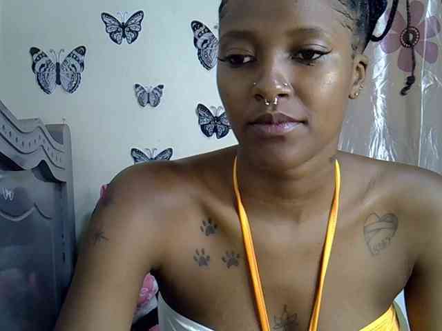 Sexxyezzy webcam