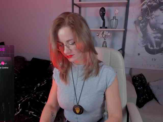 FreyaFindomFitGoddess webcam