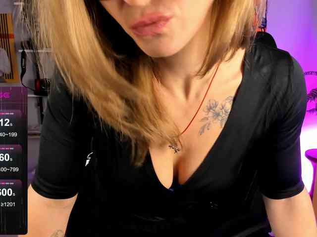 FreyaFindomFitGoddess webcam