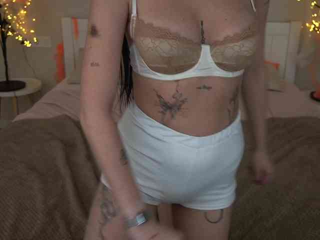 NikkiGold webcam