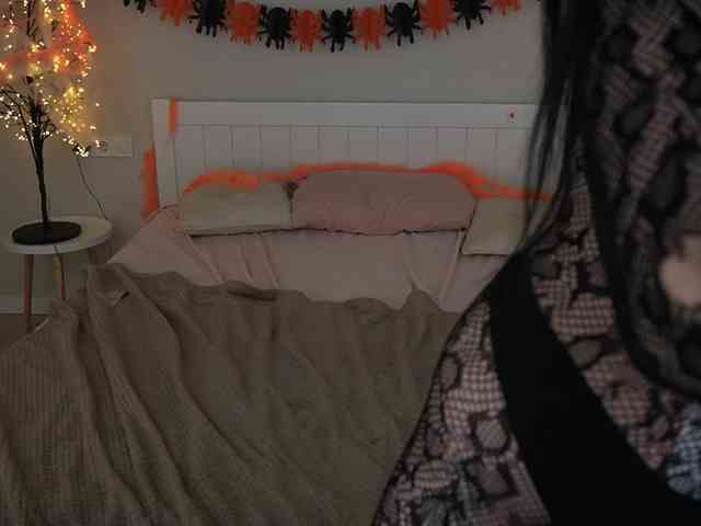 NikkiGold webcam