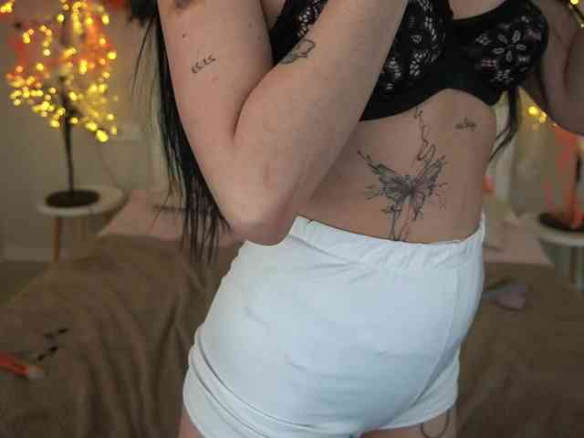 NikkiGold webcam