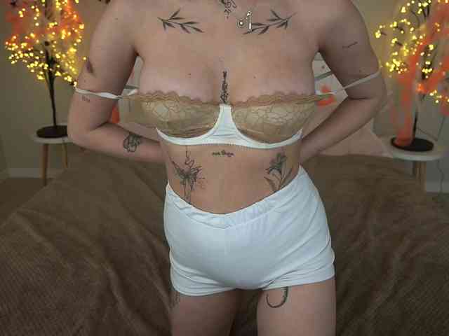 NikkiGold webcam