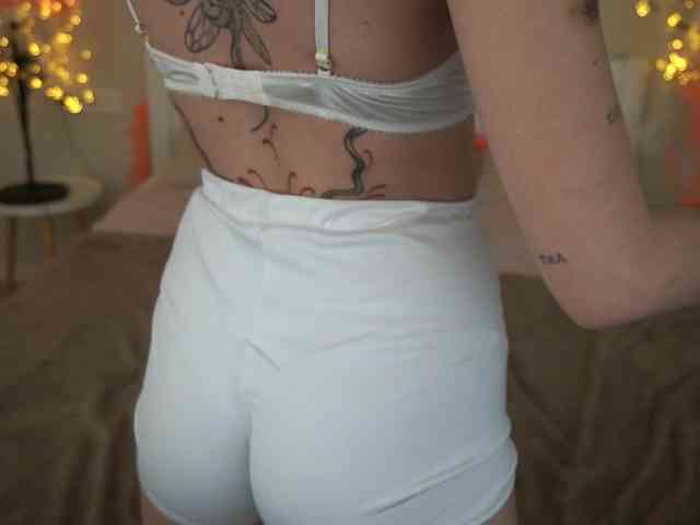 NikkiGold webcam