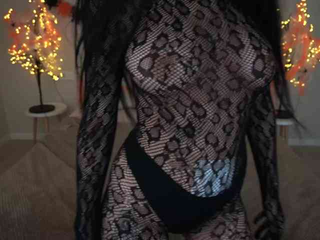 NikkiGold webcam
