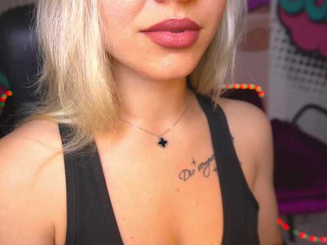 SashaBlooms webcam