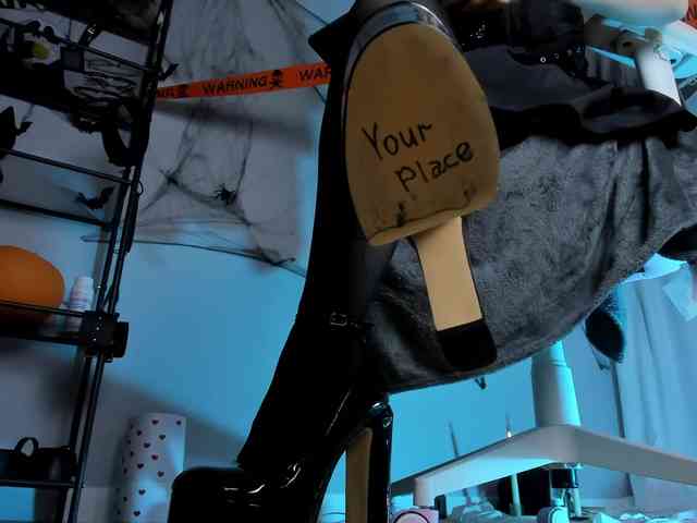 Anna-Darkness webcam