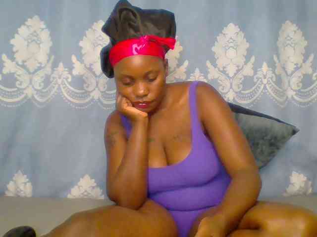 Prettydarksin webcam