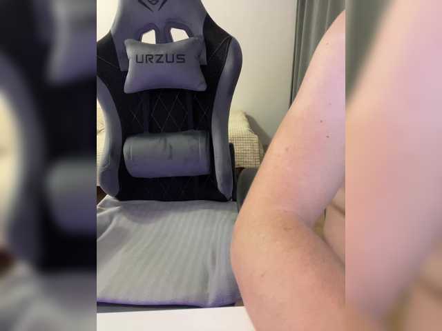 Entra en el chat con el modelo _M_O_L_O_K_O_ _M_O_L_O_K_O_