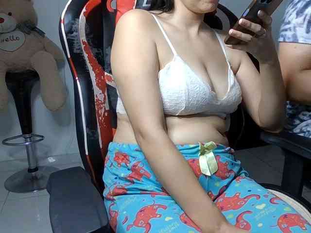 Emy23Jack23 webcam