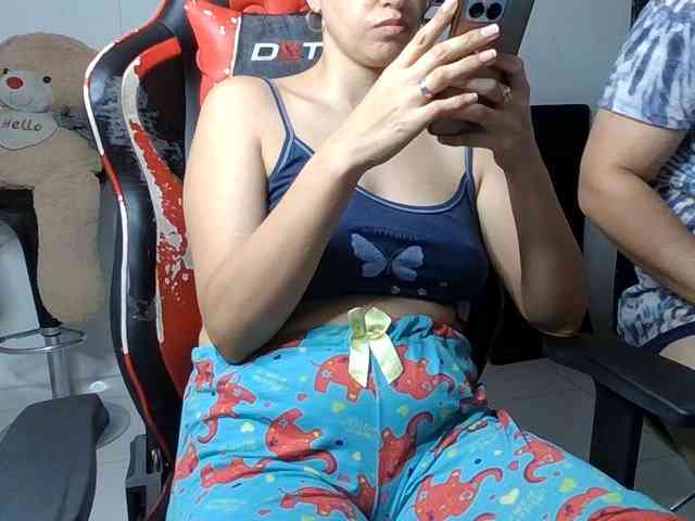 Emy23Jack23 webcam