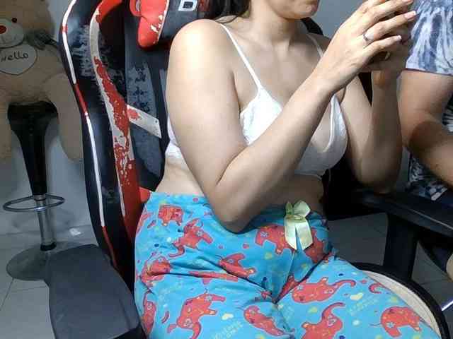 Emy23Jack23 webcam