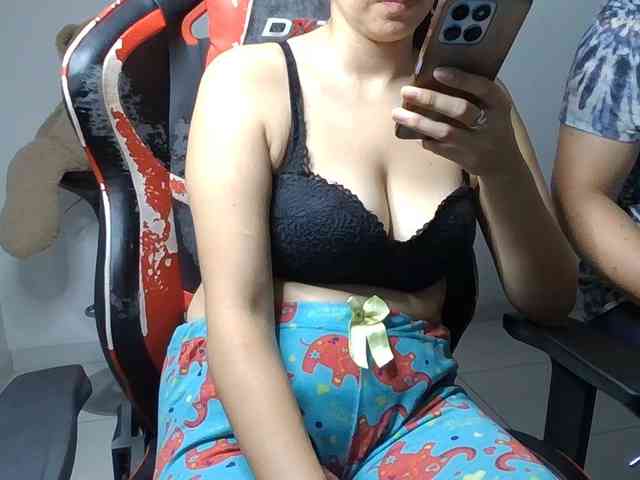 Emy23Jack23 webcam