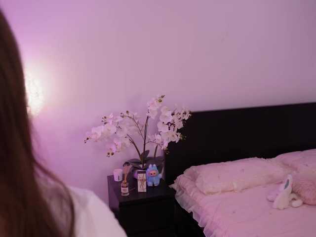 LilyColins webcam