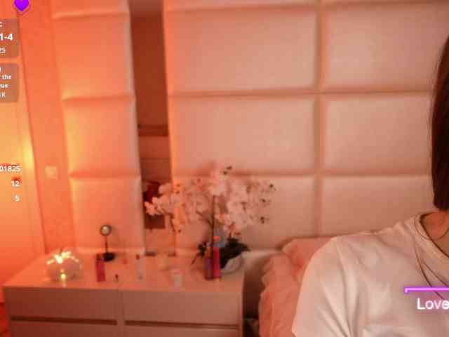 LilyColins webcam