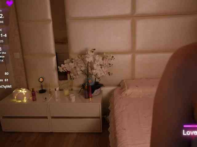 LilyColins webcam