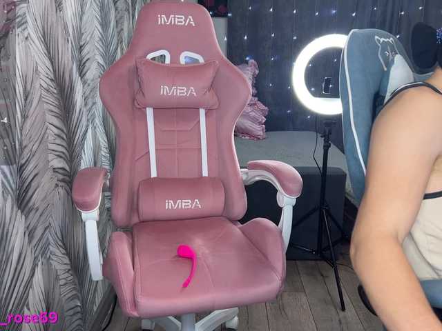 Accedi alla chat con il nickname LallyRose LallyRose