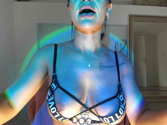 VickyIvy webcam