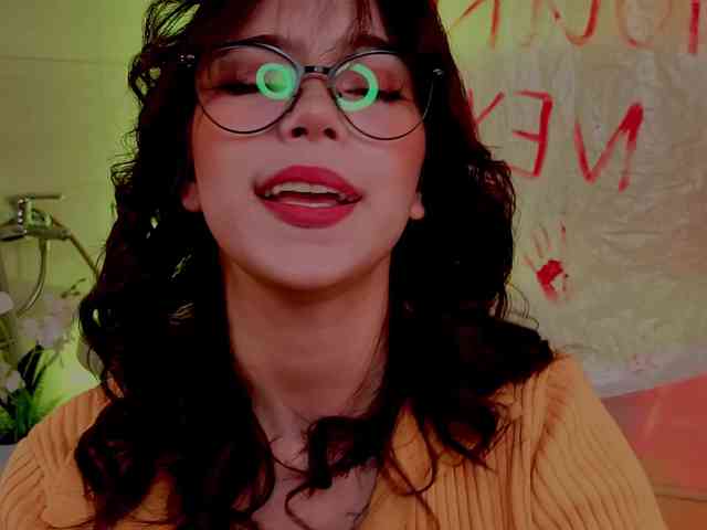 CoralineJones webcam