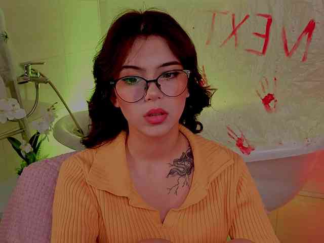 CoralineJones webcam