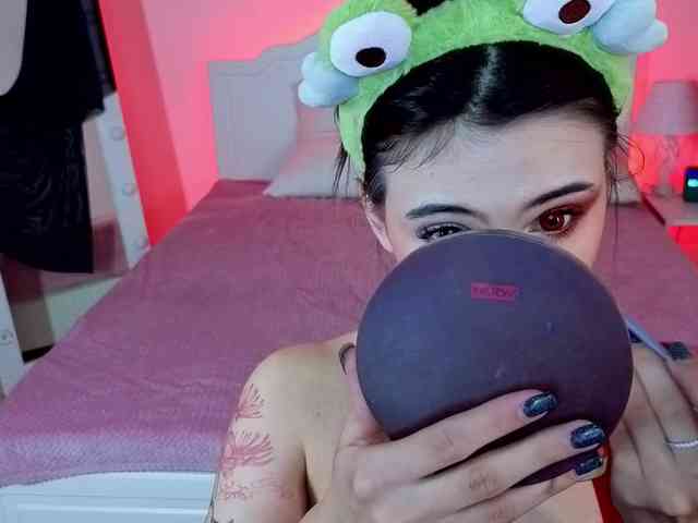 CoralineJones webcam