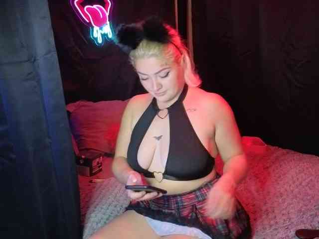 DivineBlondee webcam